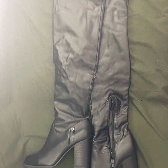 DANDRA Guess Knee Boots - Picture 5 of 8